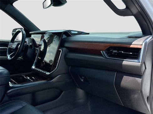 Used 2025 GMC Yukon Denali RWD image 31