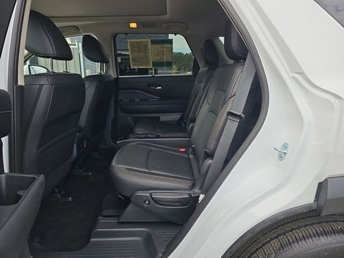 Used 2025 Nissan Pathfinder SL w/ SL Premium Package FWD image 16
