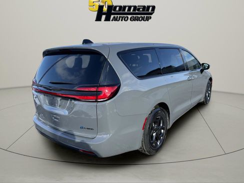 Used 2023 Chrysler Pacifica Touring-L w/ S Appearance Package image 5
