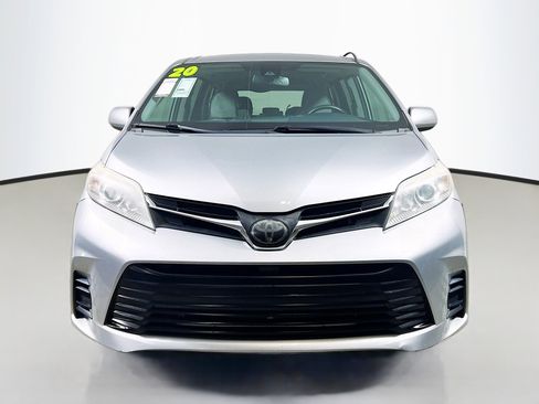 Used 2020 Toyota Sienna LE w/ LE Preferred Package FWD image 11