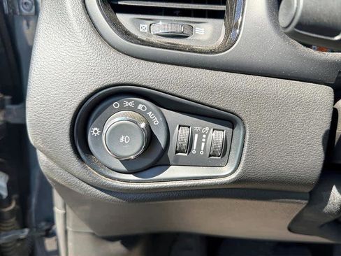 Used 2021 Jeep Renegade Latitude w/ Convenience Group AWD/4WD image 17