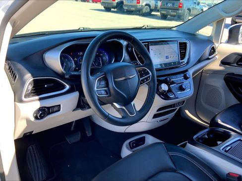 Used 2023 Chrysler Pacifica Touring-L image 16