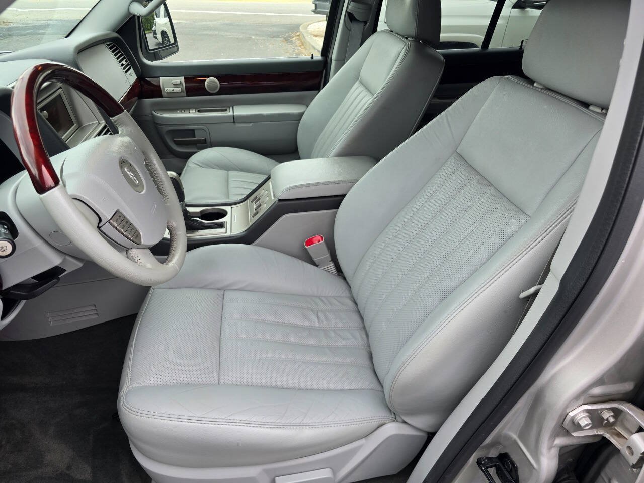 Used 2005 Lincoln Aviator AWD image 12