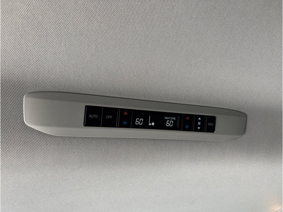 Used 2023 Toyota Sienna XLE FWD image 36