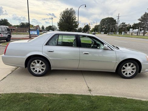 Used 2009 Cadillac DTS w/ Trunk Convenience Package image 4