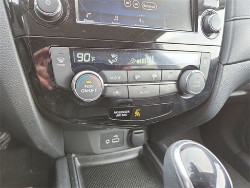 Used 2019 Nissan Rogue SV image 17