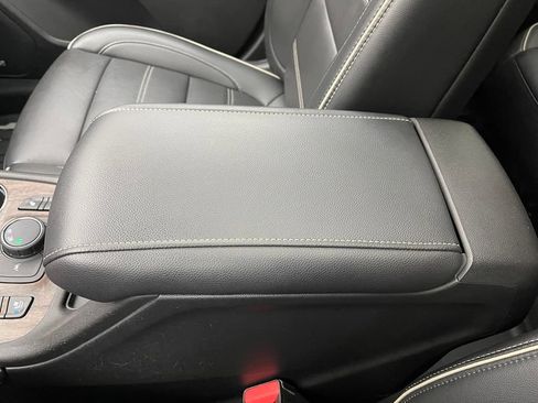 Used 2021 GMC Acadia Denali w/ Denali Technology Package FWD image 33