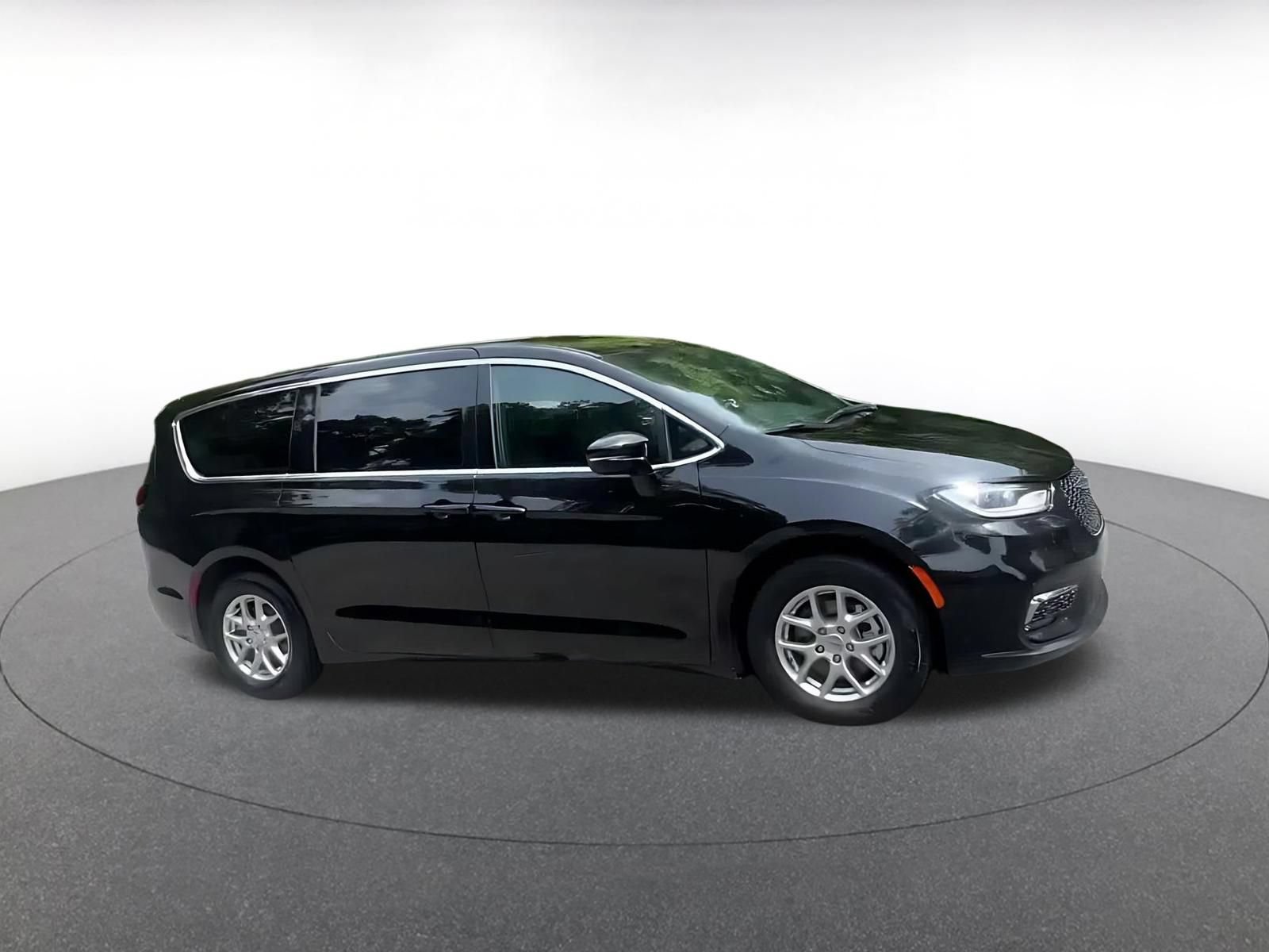 Used 2025 Chrysler Pacifica Select FWD image 2
