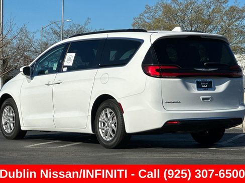 Used 2022 Chrysler Pacifica Touring-L FWD image 6