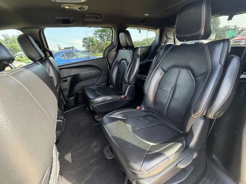 Used 2019 Chrysler Pacifica Touring-L w/ S Appearance Package FWD image 17