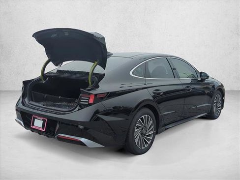 Certified 2025 Hyundai Sonata Limited FWD image 2