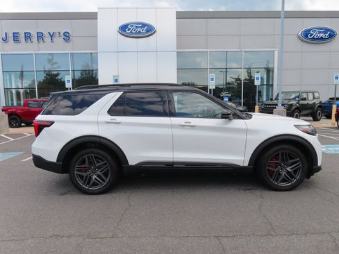 Used 2025 Ford Explorer ST AWD/4WD image 4