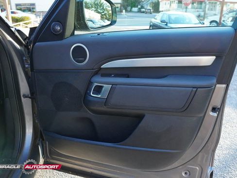 Used 2020 Land Rover Discovery Landmark image 29