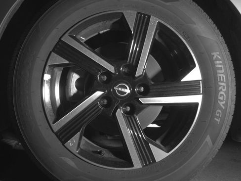 Used 2025 Nissan Sentra SV FWD image 12