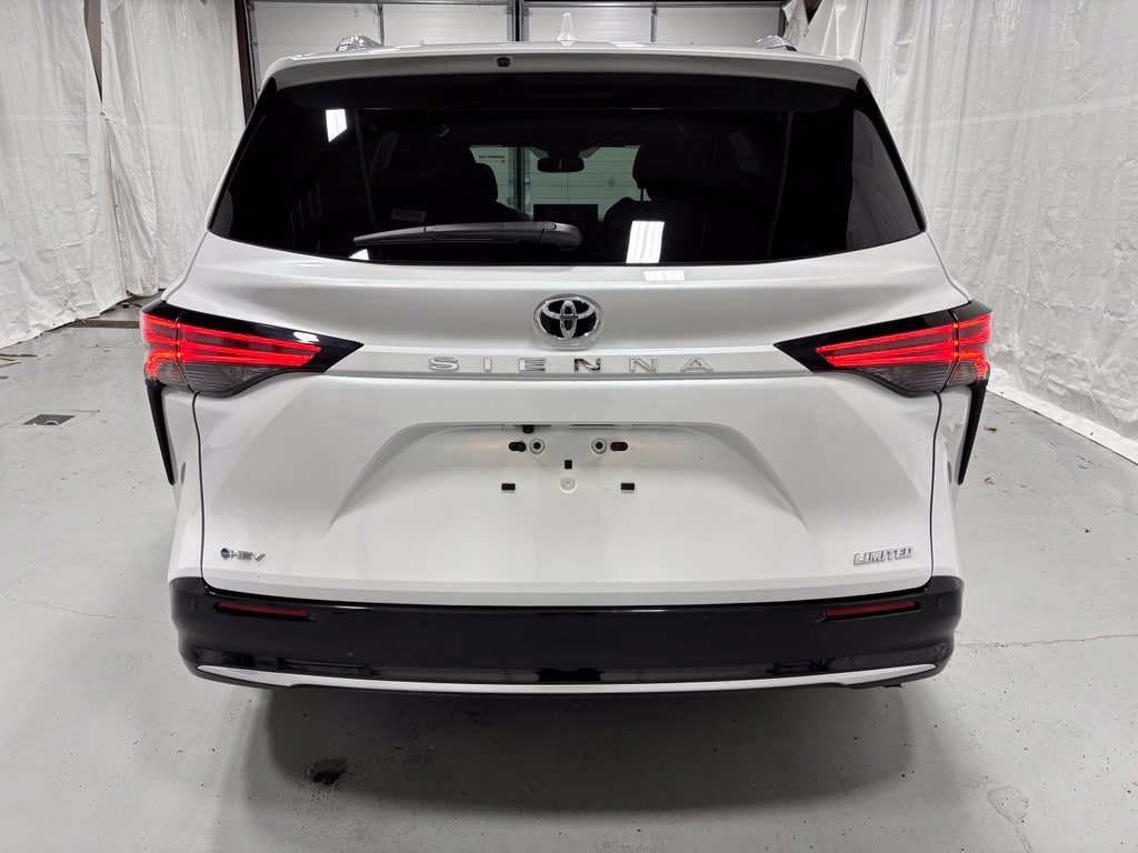 Used 2026 Toyota Sienna Limited FWD image 6