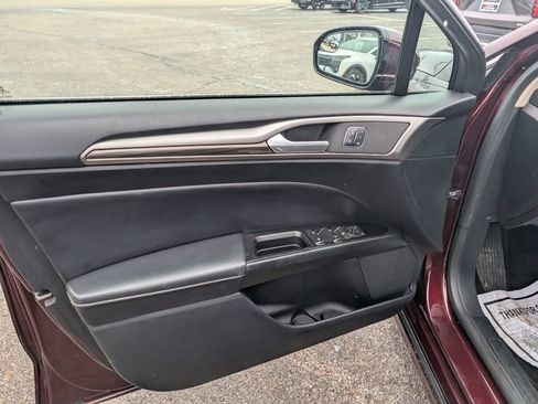 Used 2017 Ford Fusion SE w/ Fusion SE Technology Package image 14