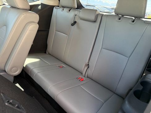 Used 2021 Toyota Highlander XLE AWD/4WD image 5