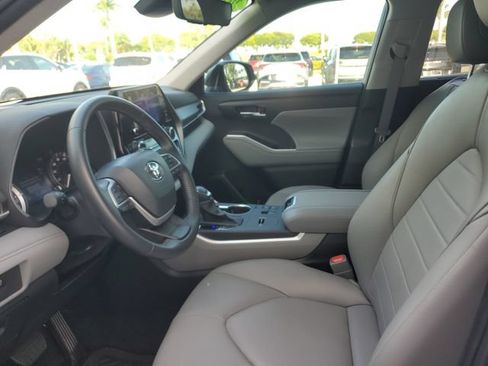 Used 2024 Toyota Highlander XLE FWD image 18