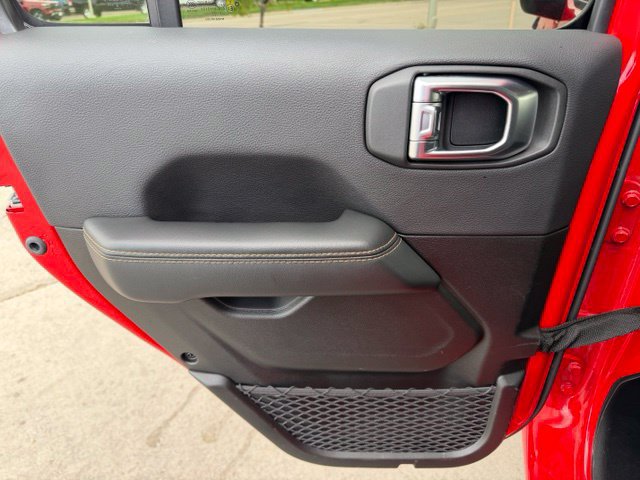 Used 2025 Jeep Wrangler Unlimited Sahara AWD/4WD image 24