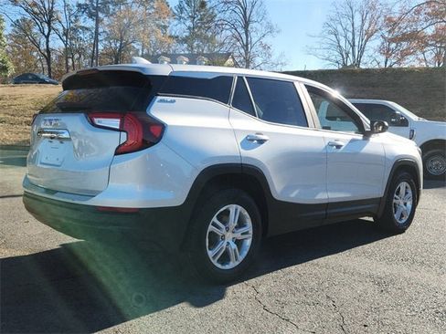 Used 2022 GMC Terrain SLE image 3
