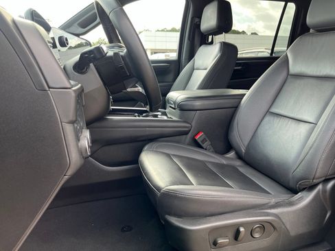 Used 2025 Chevrolet Suburban Z71 AWD/4WD image 8