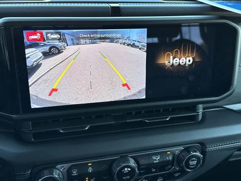 Used 2025 Jeep Wrangler Unlimited Rubicon w/ Technology Group image 17