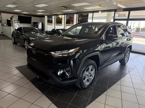 Used 2025 Toyota RAV4 XLE AWD/4WD image 1