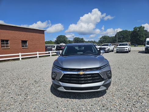 Used 2025 Chevrolet Blazer LT AWD/4WD image 2