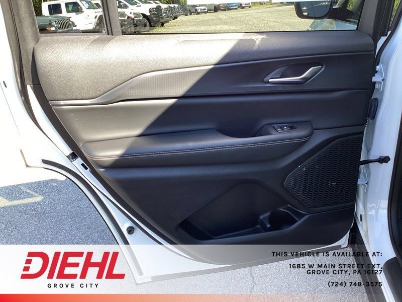 Used 2023 Jeep Grand Cherokee L Laredo w/ Luxury Tech Group I AWD/4WD image 18