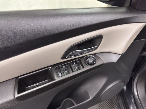 Used 2013 Chevrolet Cruze LS image 17