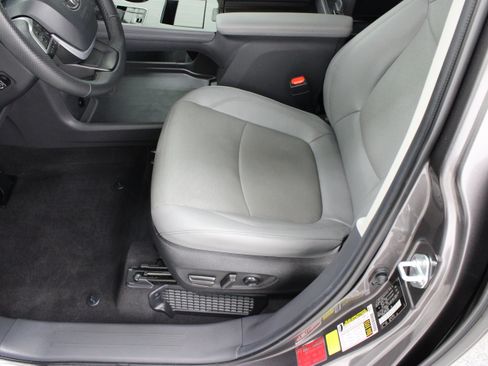 Used 2024 Toyota Sienna Limited FWD image 15