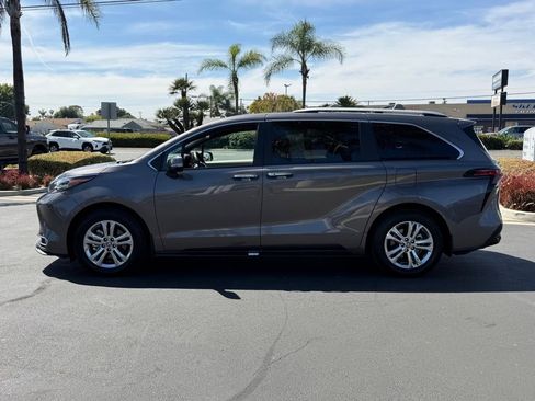 Certified 2024 Toyota Sienna Platinum image 7