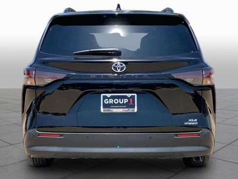 Used 2024 Toyota Sienna XLE FWD image 5