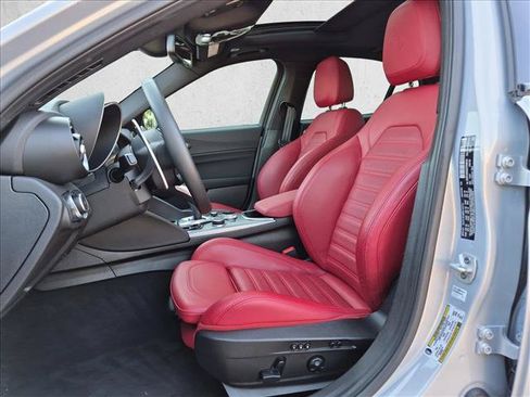 Used 2025 Alfa Romeo Giulia w/ Veloce Package Rwd image 17