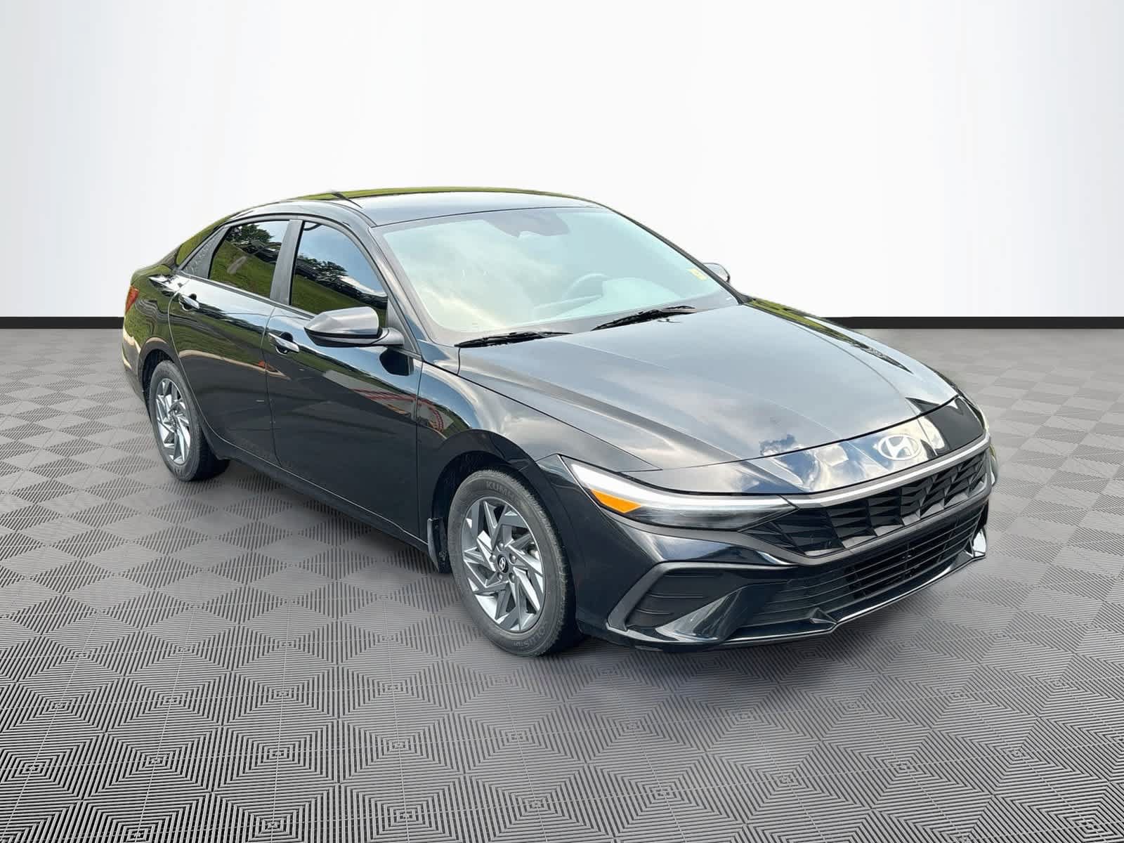 Used 2024 Hyundai Elantra SEL FWD image 3