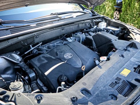 Used 2019 Toyota Highlander XLE image 35