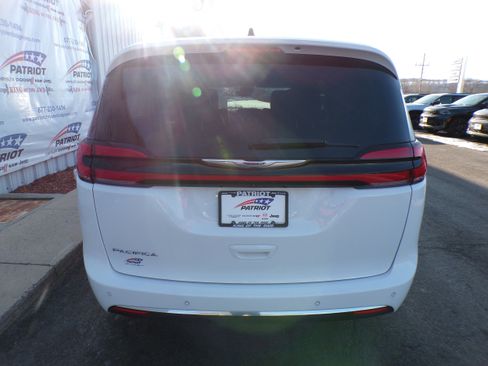 Used 2023 Chrysler Pacifica Touring-L image 5