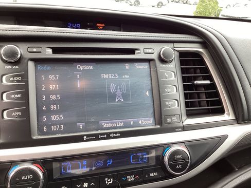 Used 2019 Toyota Highlander SE FWD image 19