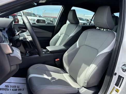 Used 2025 Toyota Camry SE image 6