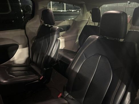 Used 2018 Chrysler Pacifica Touring-L Plus image 10