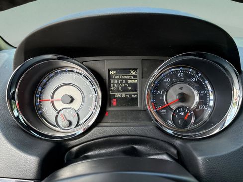 Used 2015 Chrysler Town & Country S w/ Driver Convenience Group FWD image 12
