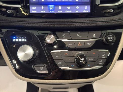 Used 2019 Chrysler Pacifica Limited image 5