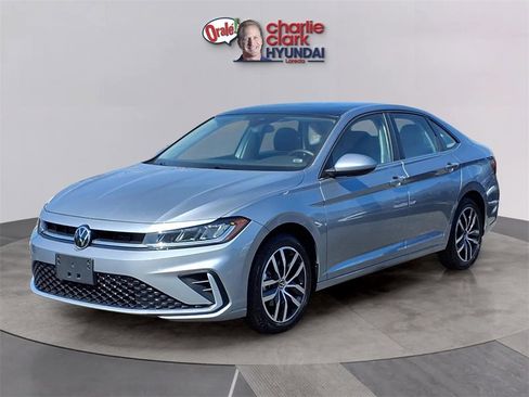 Used 2025 Volkswagen Jetta SE image 1