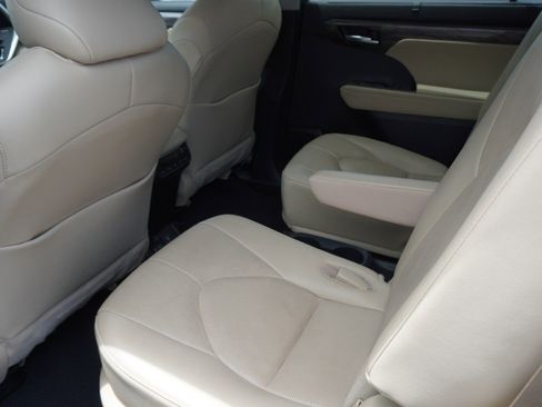 Used 2024 Toyota Highlander Platinum FWD image 10