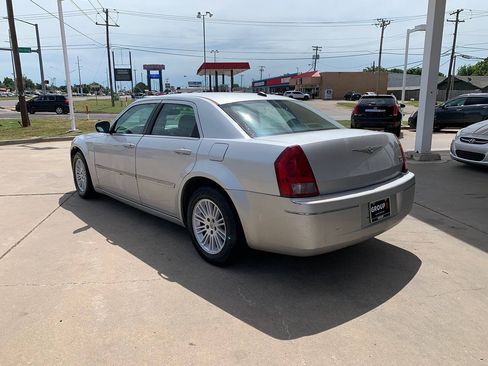 Used 2005 Chrysler 300 Touring RWD image 5