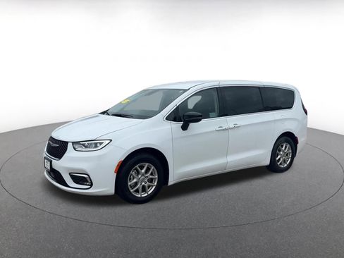 Used 2024 Chrysler Pacifica Touring-L image 8