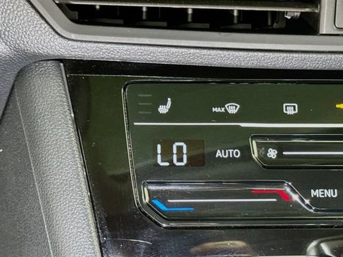 Used 2025 Volkswagen Jetta SE FWD image 17