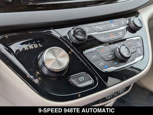Used 2023 Chrysler Pacifica Touring-L FWD image 23