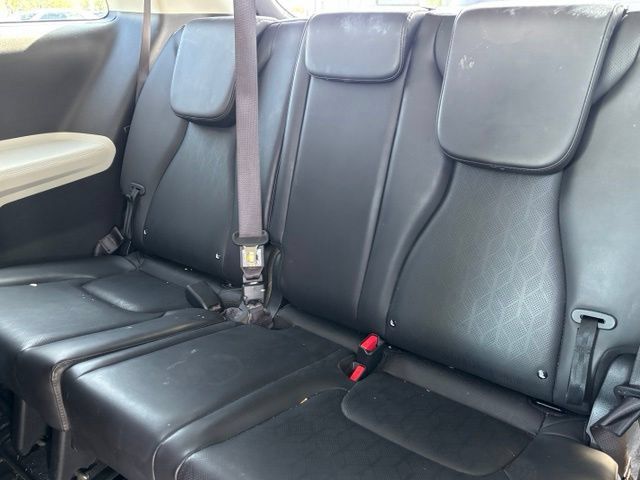 Used 2024 Kia Carnival EX FWD image 34