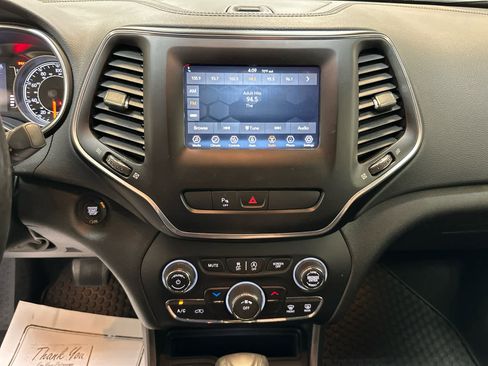 Used 2020 Jeep Cherokee Latitude Plus w/ Cold Weather Group image 5